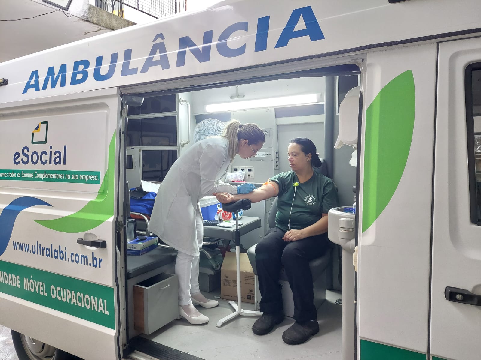 Atendimento em andamento na unidade móvel